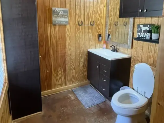Decorated bathroom with mirror and drawers